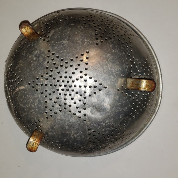 Vintage Metal Baking Set Muffin Baking Pan/ 2 Jell O Mold/ Aluminum Strainer - Picture 7 of 8